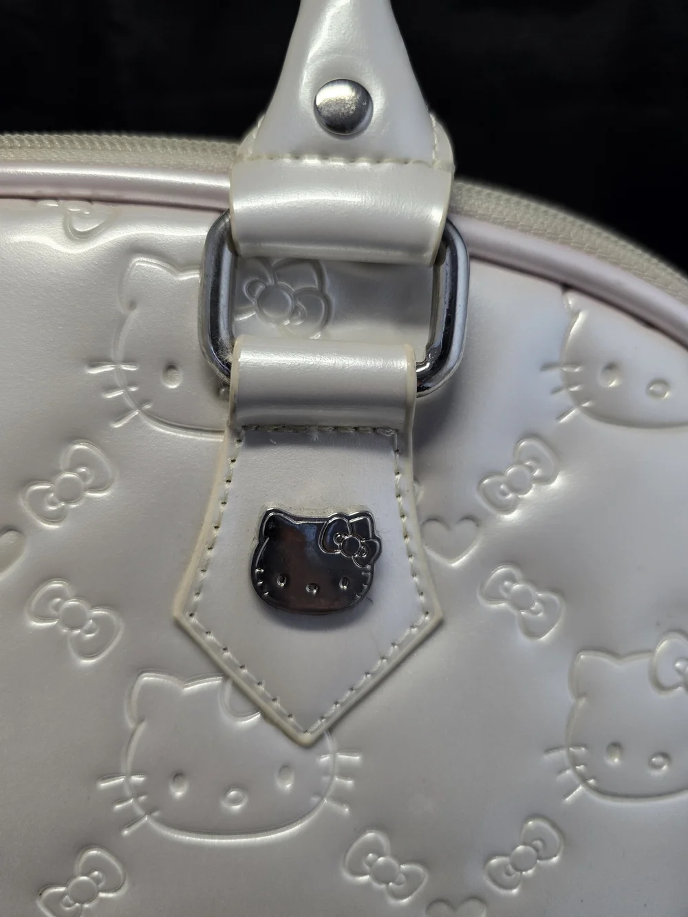 HELLO KITTY LOUNGEFLY EMBOSSED PATENT DOME SATCHEL BAG CREAM PEARL BOW PURSE